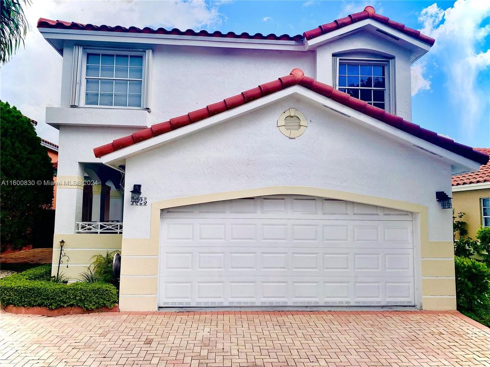 Active With Contract: $3,800 (4 beds, 2 baths, 2015 Square Feet)