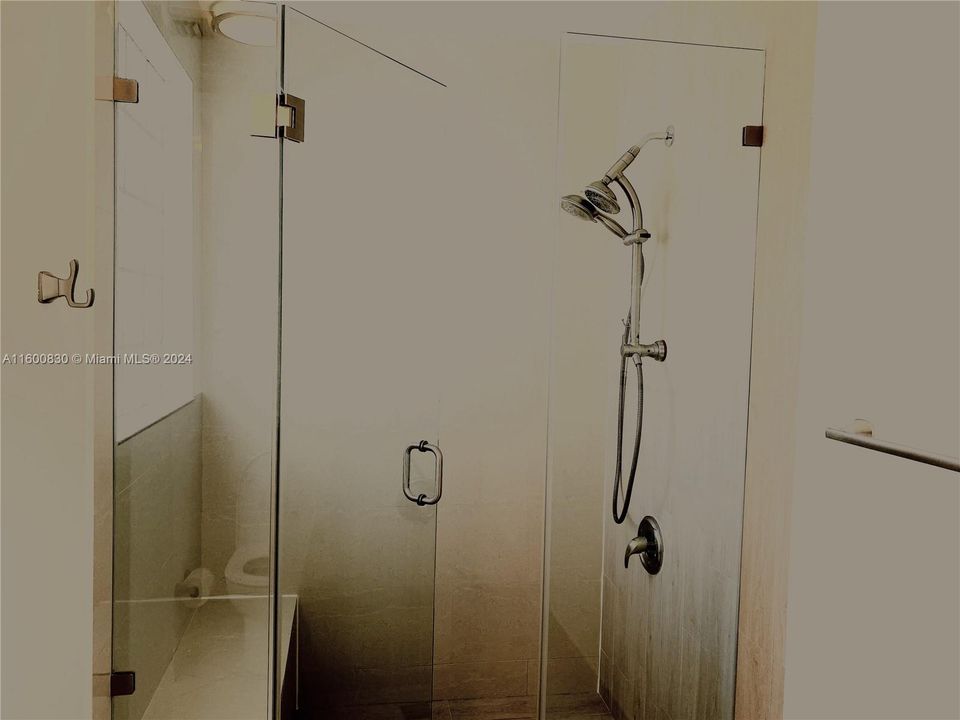Master's bathroom/Baño de master