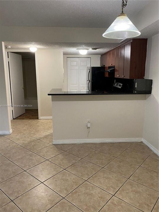 Active With Contract: $1,950 (2 beds, 2 baths, 976 Square Feet)