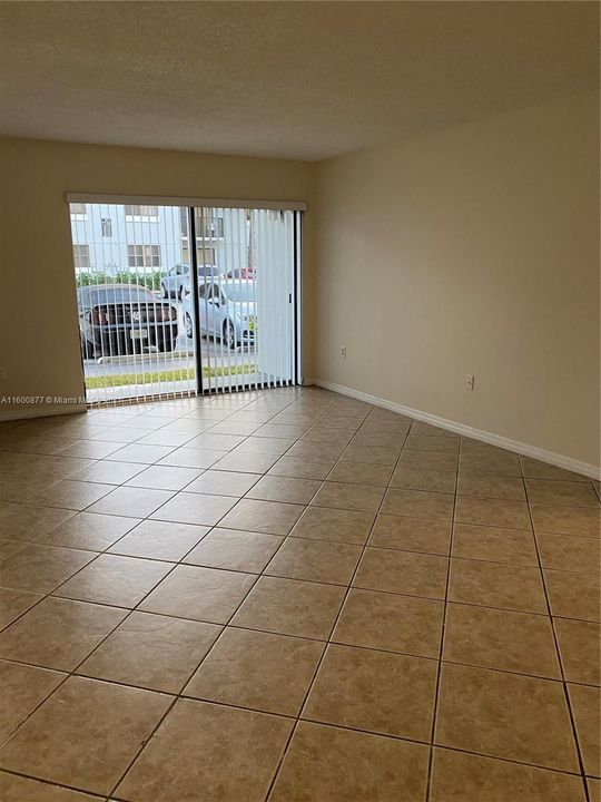 Active With Contract: $1,950 (2 beds, 2 baths, 976 Square Feet)