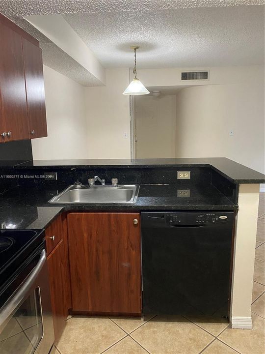 Active With Contract: $1,950 (2 beds, 2 baths, 976 Square Feet)