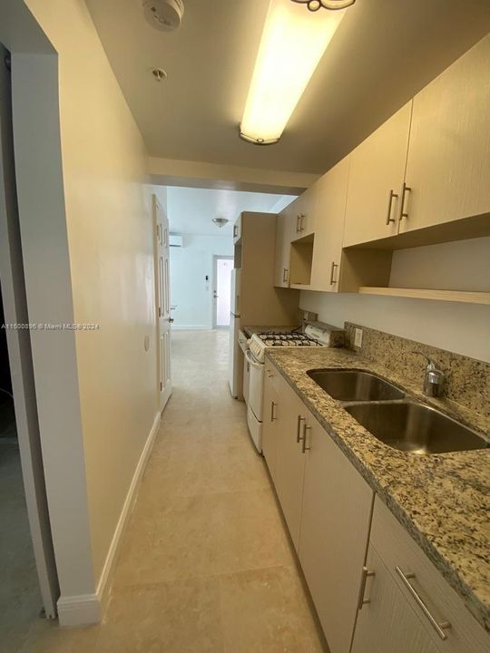 Active With Contract: $2,000 (1 beds, 1 baths, 390 Square Feet)