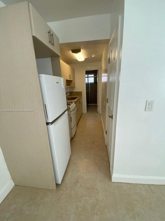 Active With Contract: $2,000 (1 beds, 1 baths, 390 Square Feet)