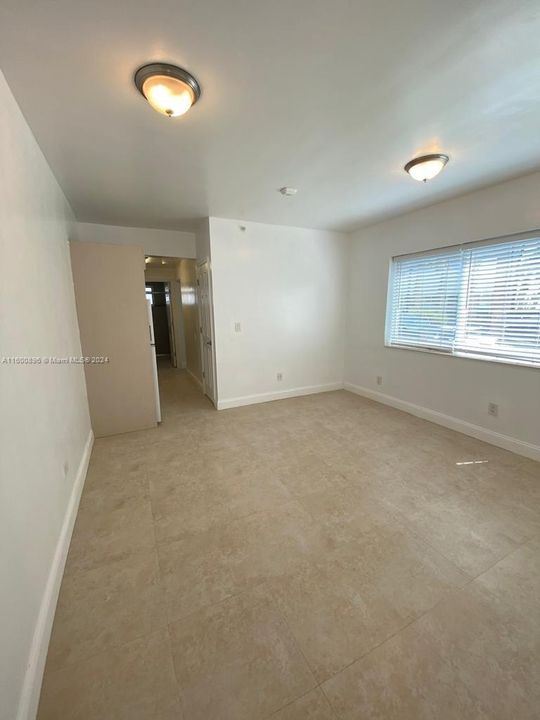 Active With Contract: $2,000 (1 beds, 1 baths, 390 Square Feet)