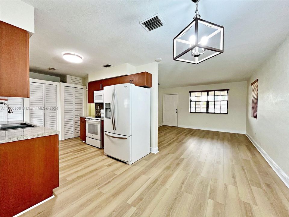 Recently Rented: $3,400 (3 beds, 2 baths, 1996 Square Feet)