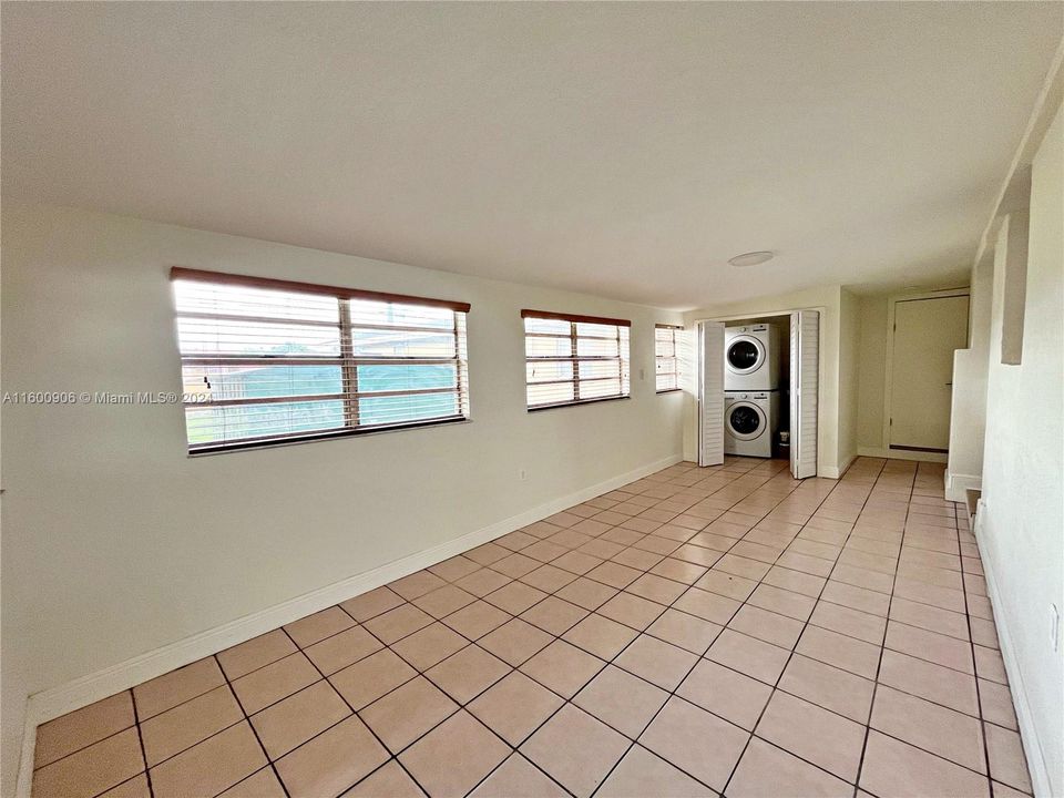 Recently Rented: $3,400 (3 beds, 2 baths, 1996 Square Feet)