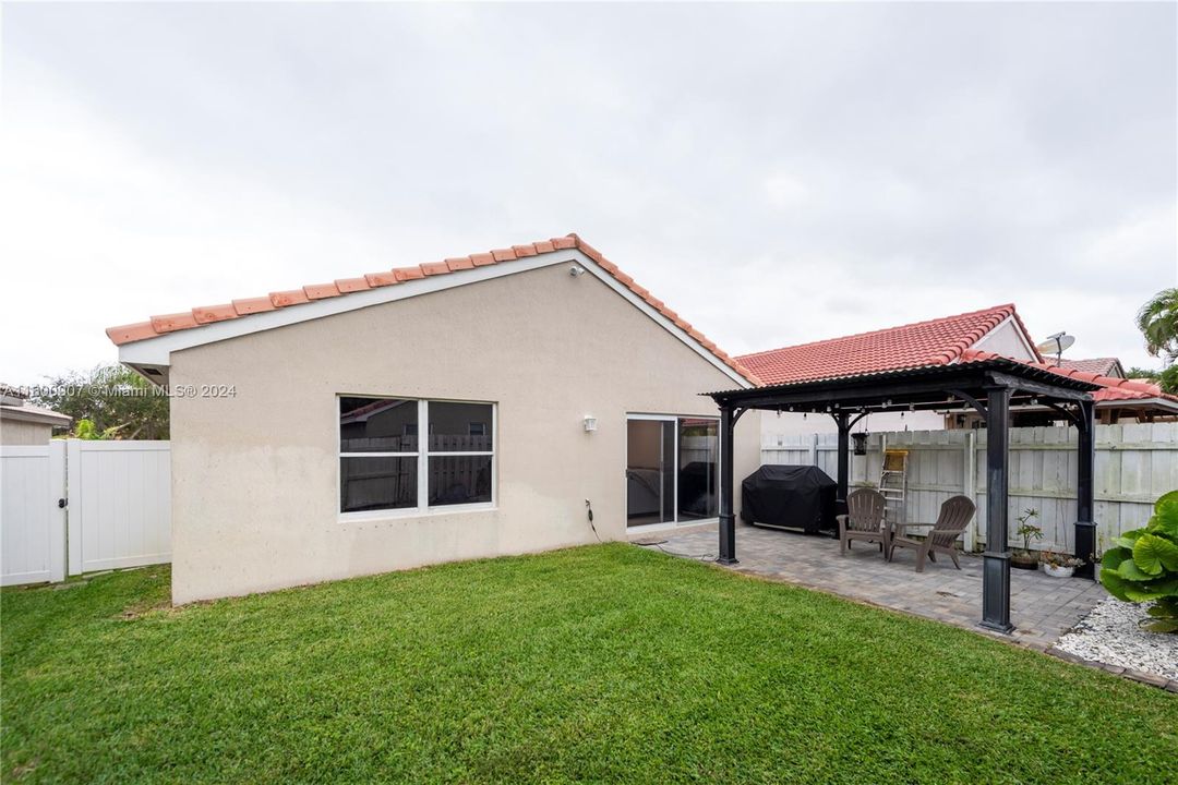 Active With Contract: $3,550 (3 beds, 2 baths, 1221 Square Feet)