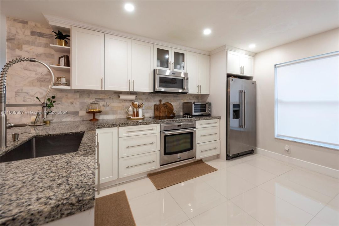 Active With Contract: $3,550 (3 beds, 2 baths, 1221 Square Feet)