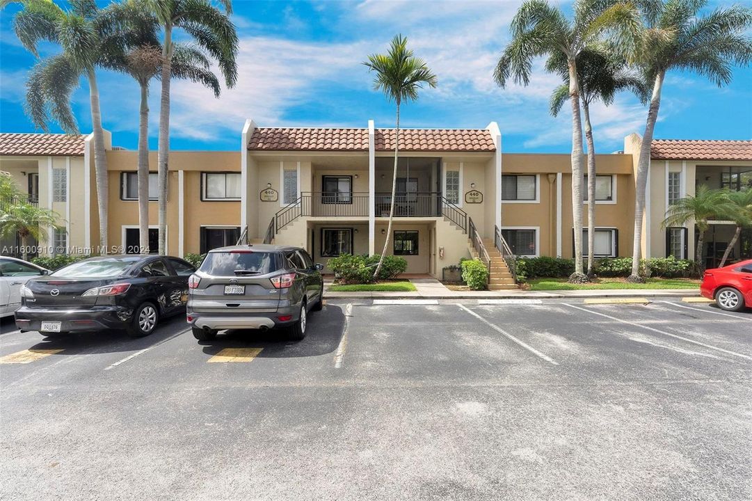 Active With Contract: $2,600 (2 beds, 2 baths, 1256 Square Feet)