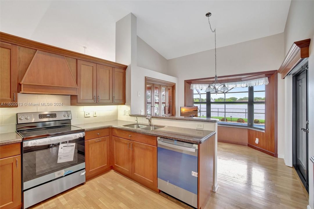 Active With Contract: $1,073,000 (3 beds, 2 baths, 2212 Square Feet)