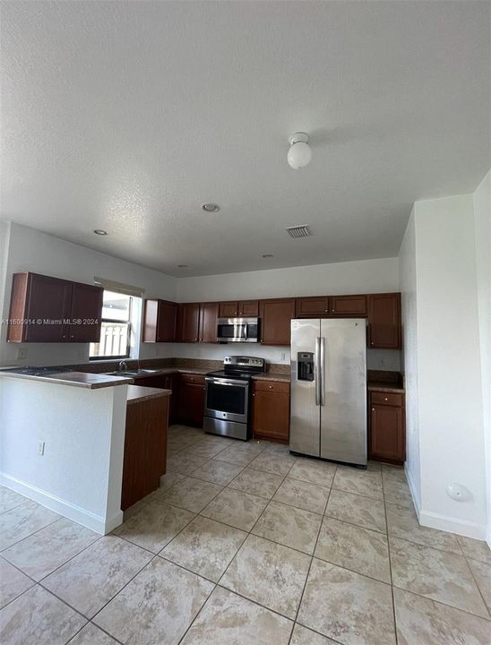 For Rent: $2,790 (3 beds, 3 baths, 1587 Square Feet)