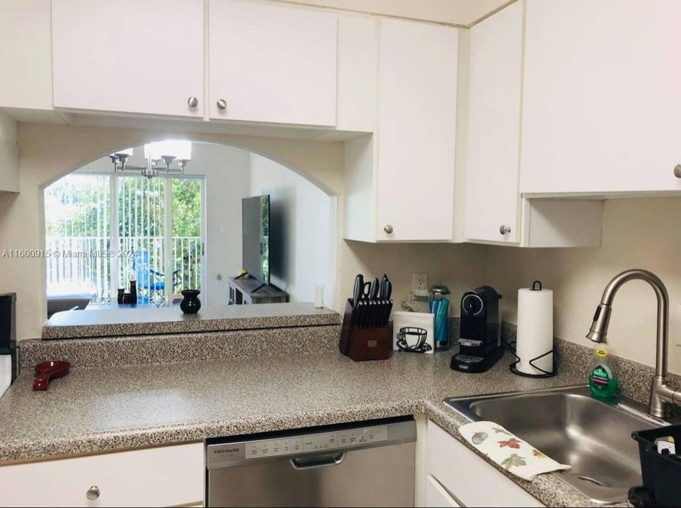 For Sale: $259,500 (1 beds, 1 baths, 810 Square Feet)