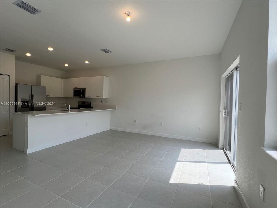 Active With Contract: $3,000 (3 beds, 2 baths, 1500 Square Feet)