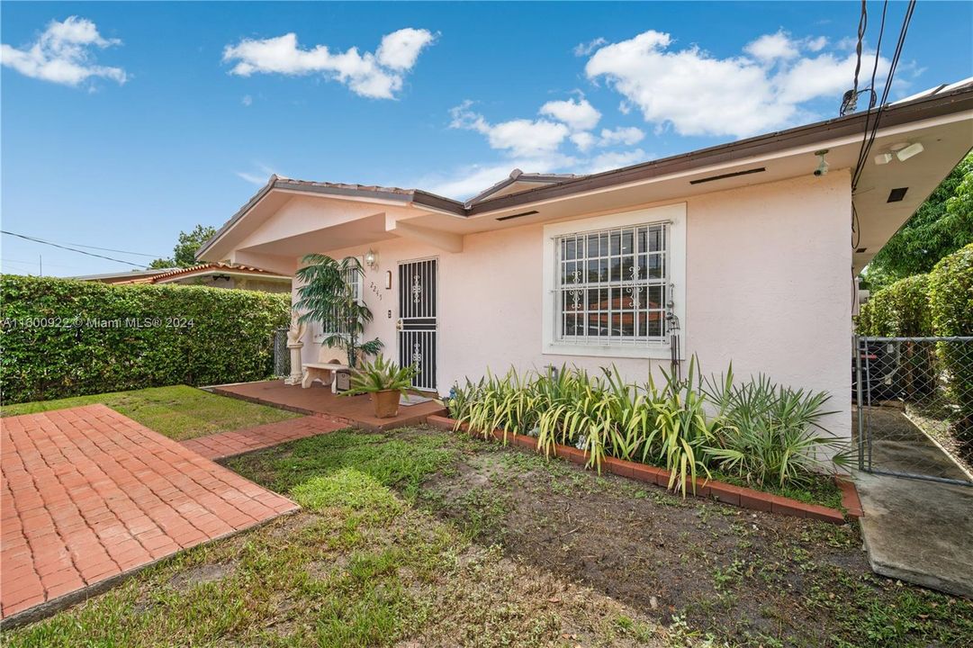 For Sale: $850,000 (3 beds, 2 baths, 1500 Square Feet)