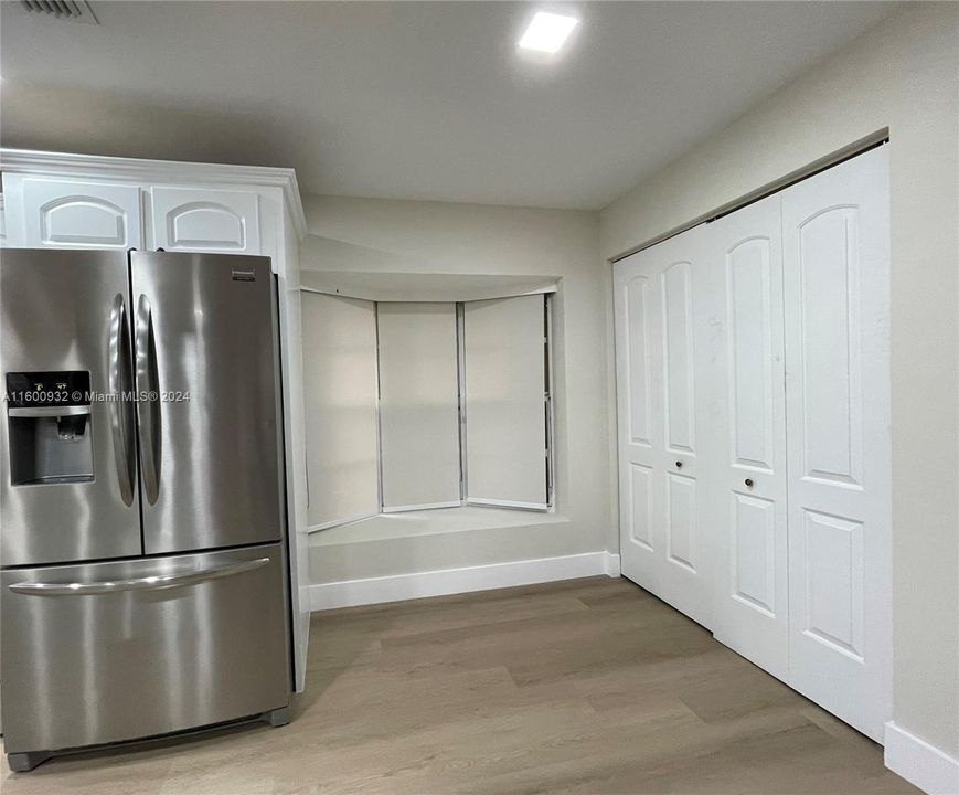 Active With Contract: $4,100 (3 beds, 2 baths, 1386 Square Feet)