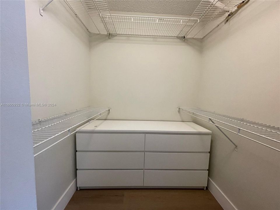 2nd Walking Closet