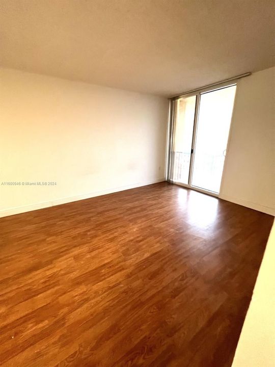 For Sale: $250,000 (1 beds, 1 baths, 575 Square Feet)