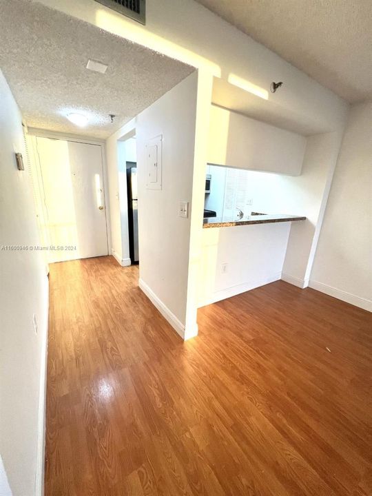 For Sale: $250,000 (1 beds, 1 baths, 575 Square Feet)