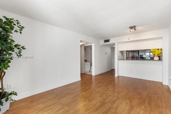 For Sale: $250,000 (1 beds, 1 baths, 575 Square Feet)