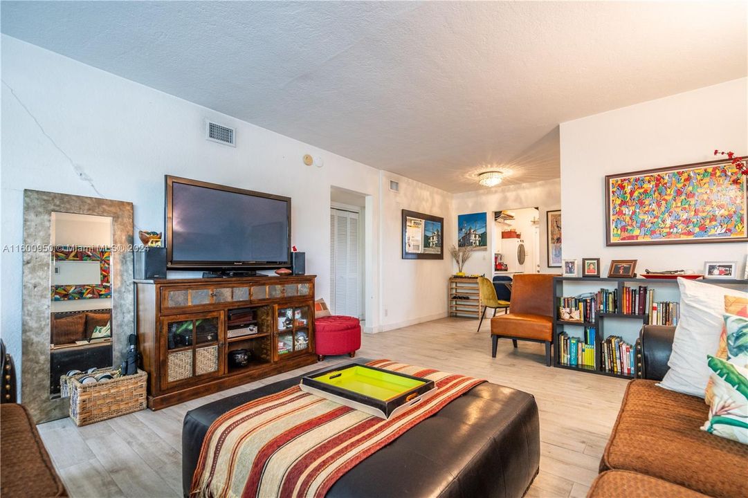 For Sale: $269,000 (1 beds, 1 baths, 710 Square Feet)