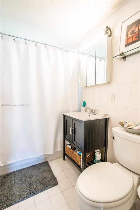 For Sale: $269,000 (1 beds, 1 baths, 710 Square Feet)