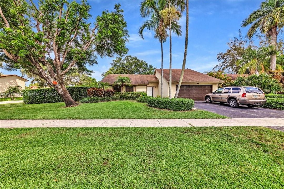 Active With Contract: $600,000 (3 beds, 2 baths, 1529 Square Feet)