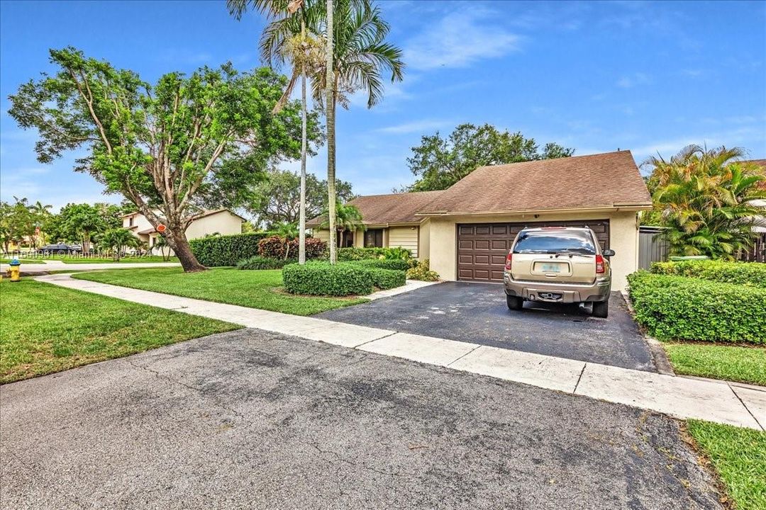 Active With Contract: $600,000 (3 beds, 2 baths, 1529 Square Feet)