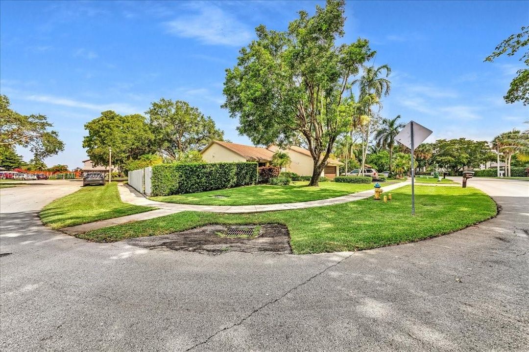 Active With Contract: $600,000 (3 beds, 2 baths, 1529 Square Feet)