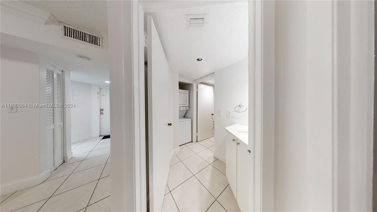 Active With Contract: $2,050 (2 beds, 1 baths, 828 Square Feet)