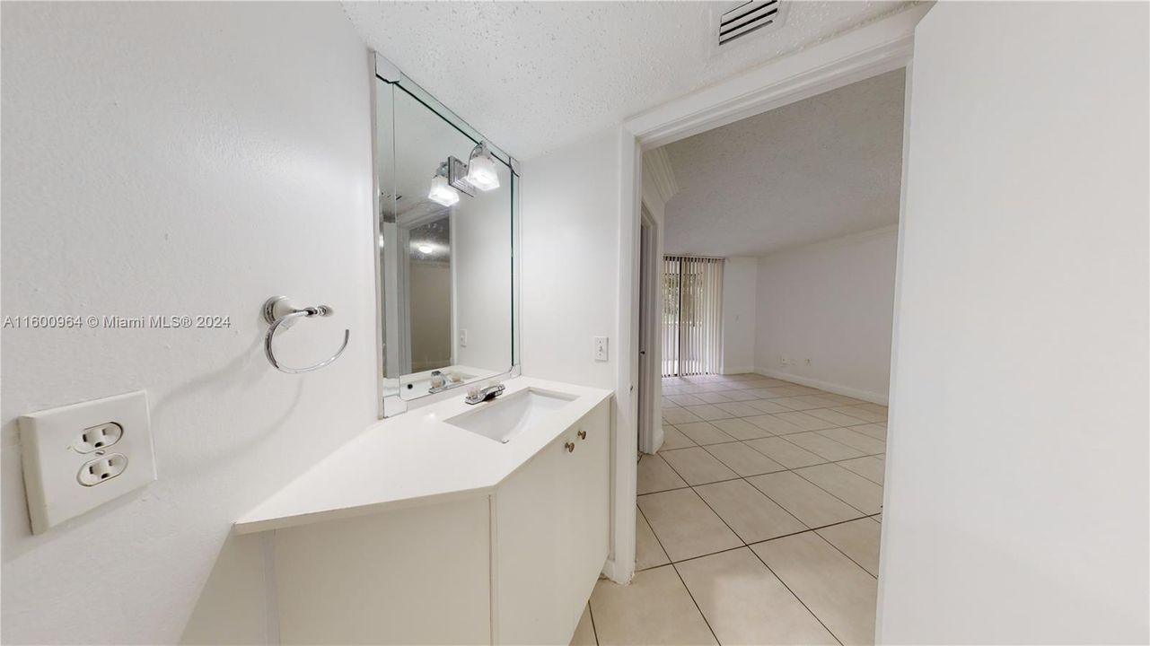 Active With Contract: $2,050 (2 beds, 1 baths, 828 Square Feet)