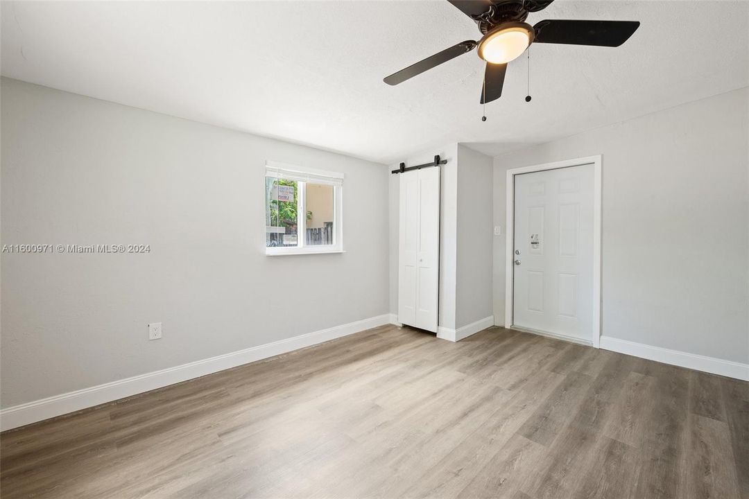 Active With Contract: $2,500 (2 beds, 1 baths, 970 Square Feet)