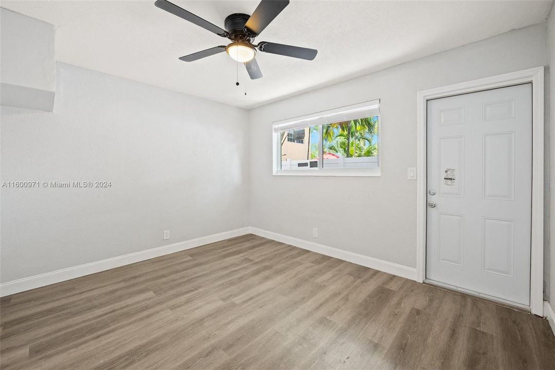 Active With Contract: $2,500 (2 beds, 1 baths, 970 Square Feet)