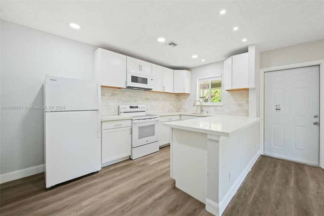 Active With Contract: $2,500 (2 beds, 1 baths, 970 Square Feet)