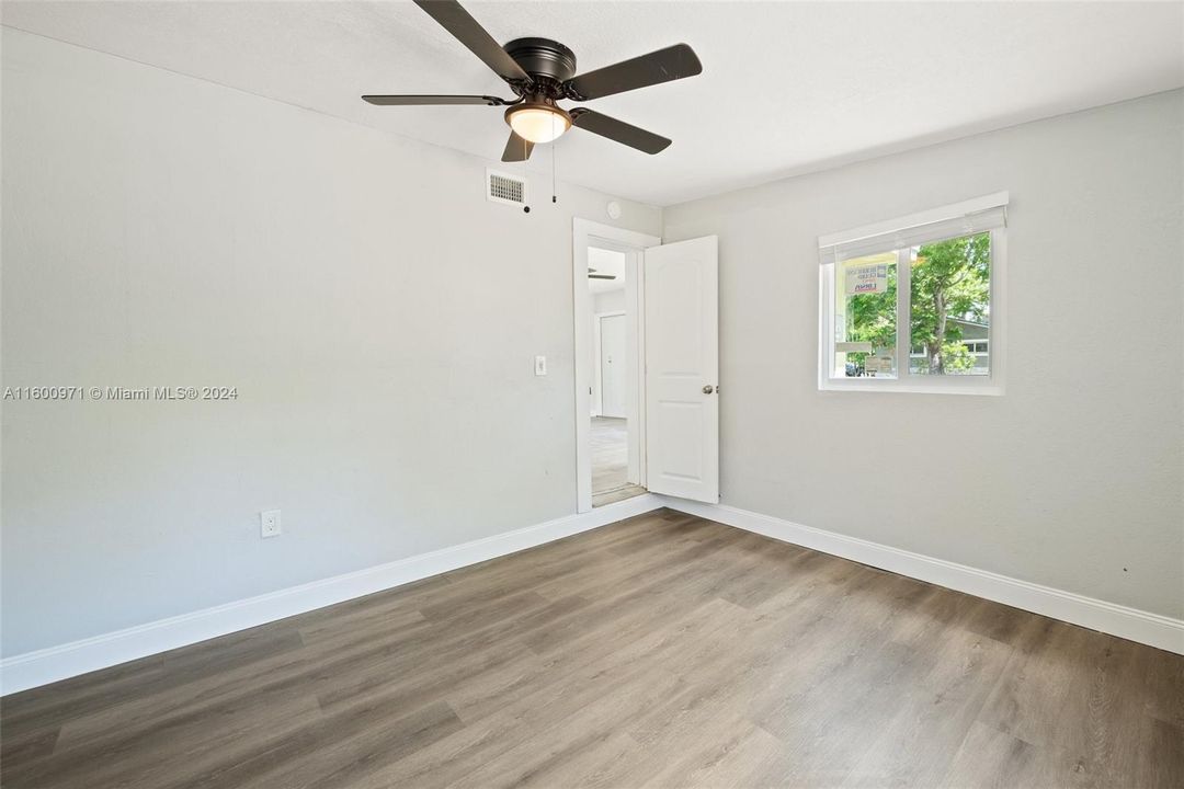 Active With Contract: $2,500 (2 beds, 1 baths, 970 Square Feet)