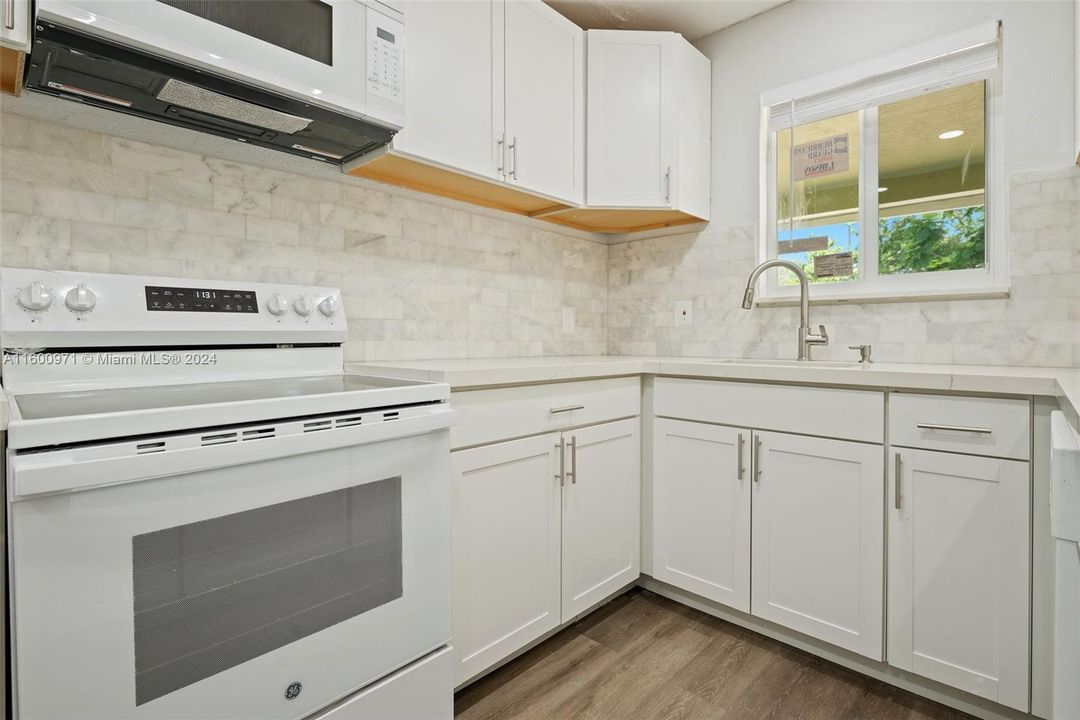 Active With Contract: $2,500 (2 beds, 1 baths, 970 Square Feet)