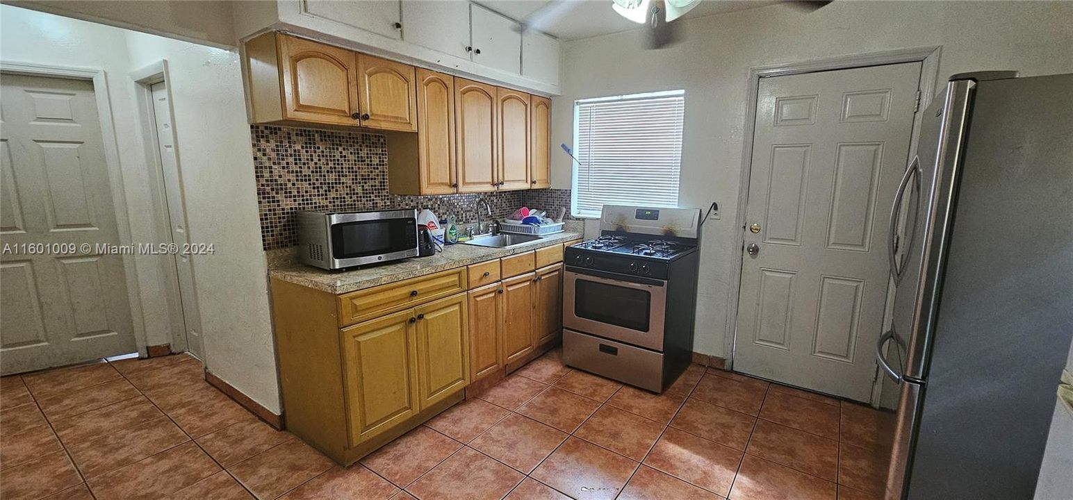 For Sale: $365,000 (2 beds, 1 baths, 806 Square Feet)