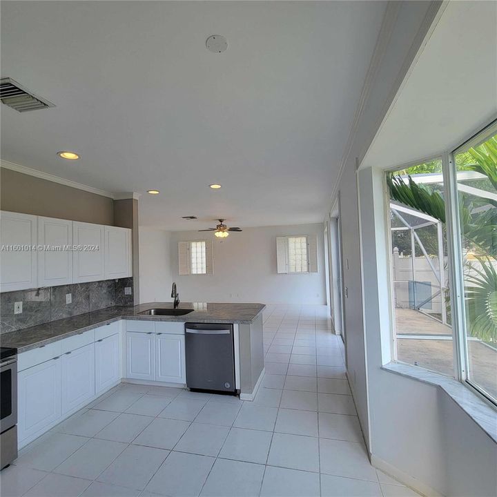 Active With Contract: $4,550 (5 beds, 2 baths, 2792 Square Feet)