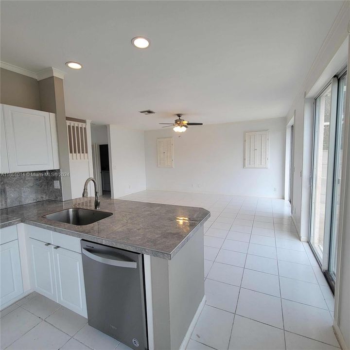 Active With Contract: $4,550 (5 beds, 2 baths, 2792 Square Feet)