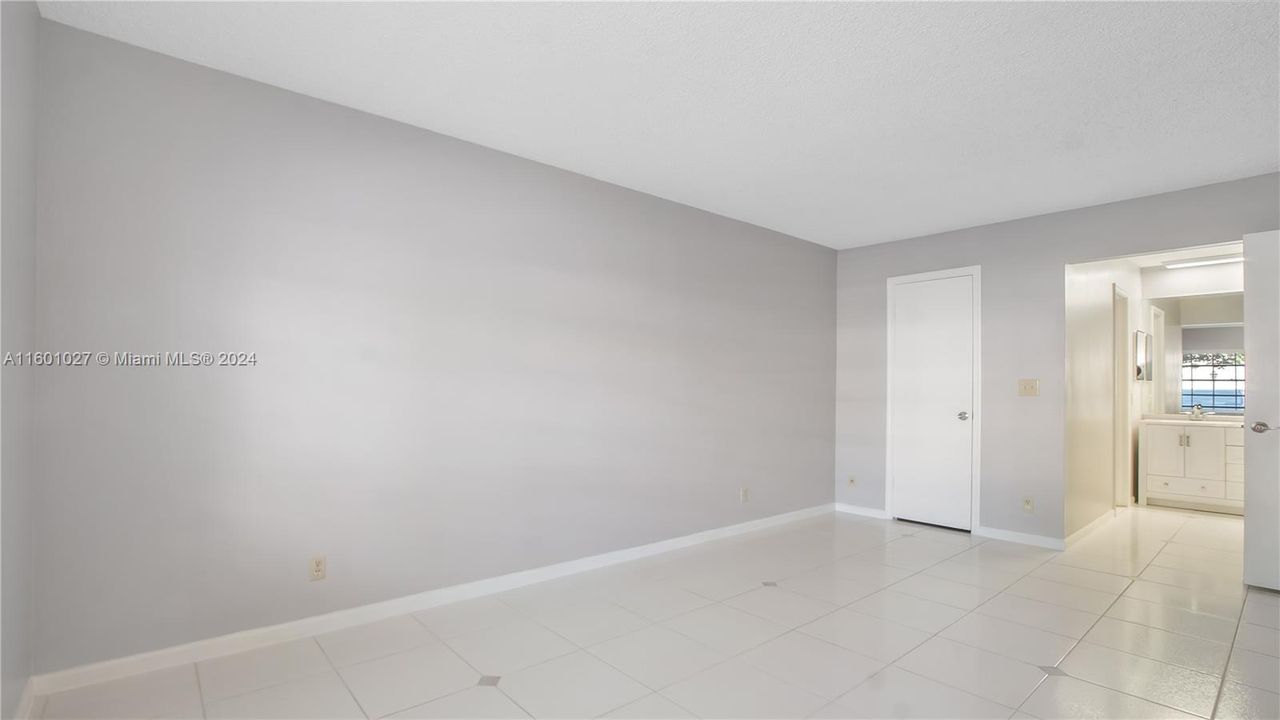 Huge Open Master Ensuite w/ walk-in clset & Linen