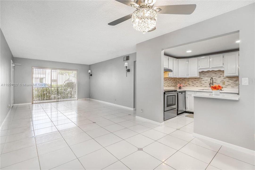 Beautiful Open Floorplan w/ sliding door to deck