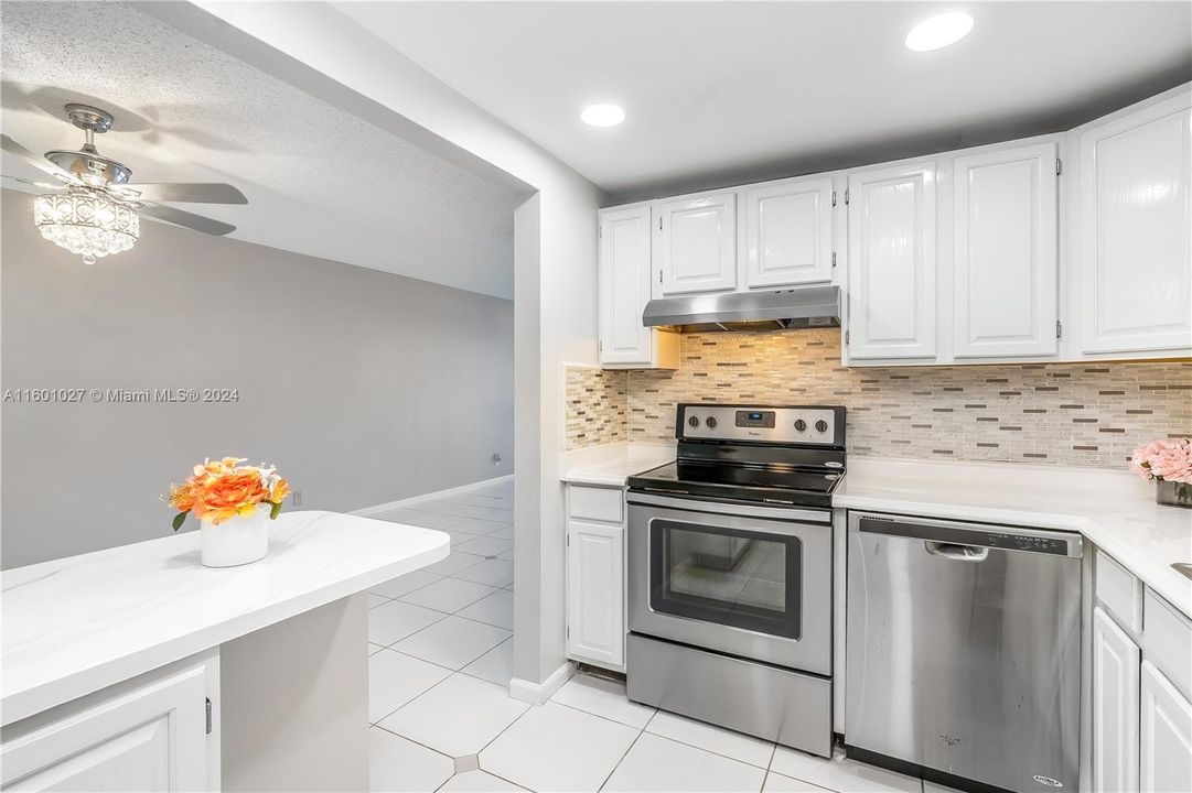 Upgraded Eat in Kitchen