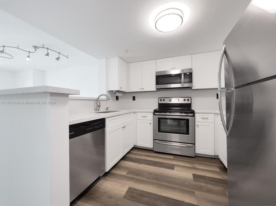 Active With Contract: $359,000 (1 beds, 1 baths, 785 Square Feet)