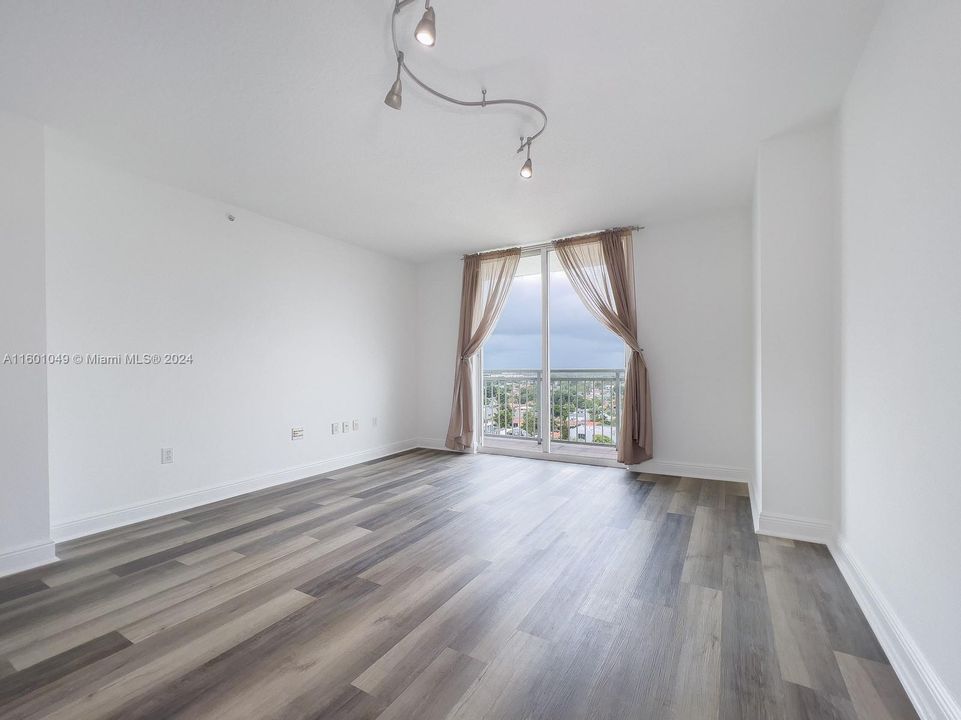 Active With Contract: $359,000 (1 beds, 1 baths, 785 Square Feet)