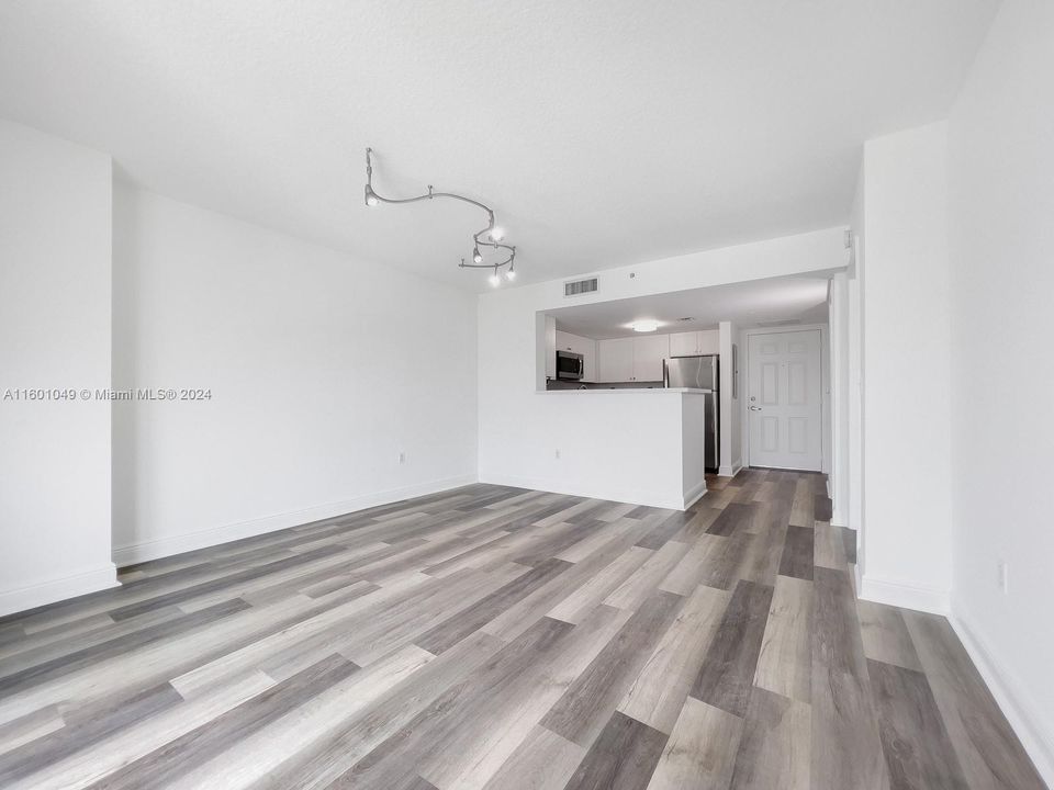 Active With Contract: $359,000 (1 beds, 1 baths, 785 Square Feet)
