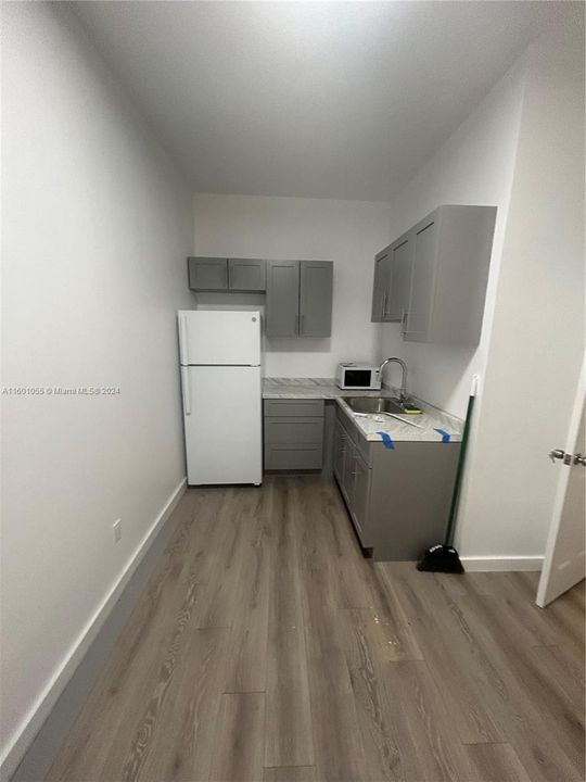 For Rent: $1,300 (1 beds, 1 baths, 2944 Square Feet)