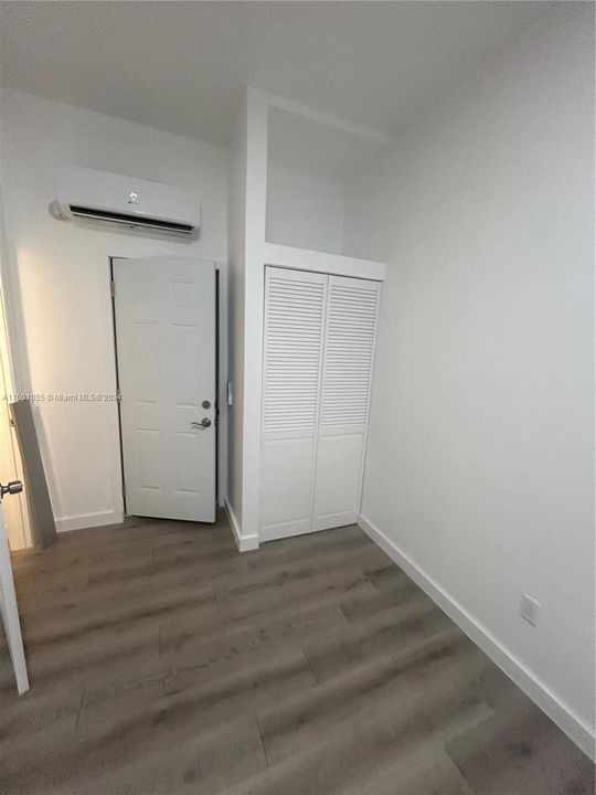 For Rent: $1,300 (1 beds, 1 baths, 2944 Square Feet)