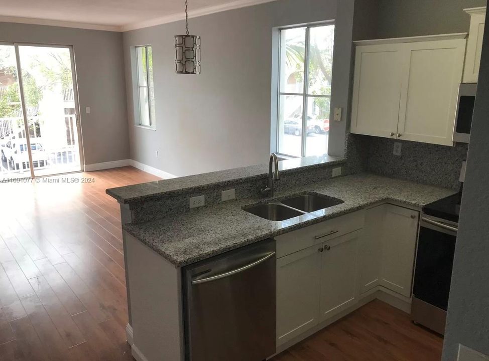 For Rent: $2,300 (2 beds, 2 baths, 1030 Square Feet)