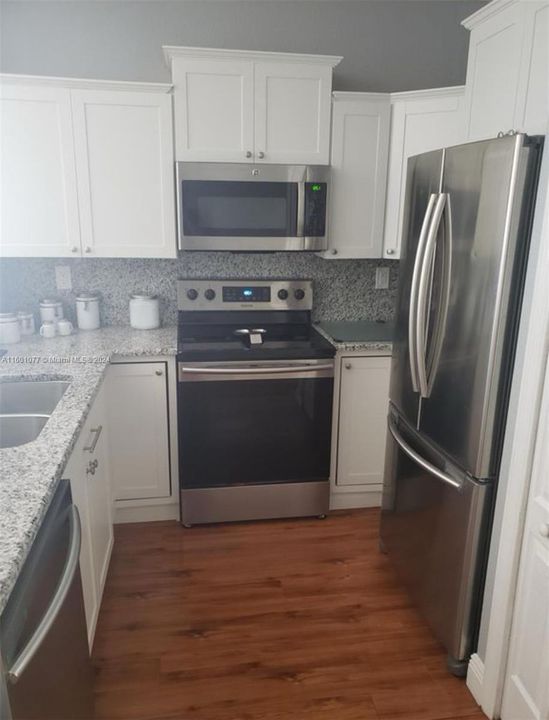 For Rent: $2,300 (2 beds, 2 baths, 1030 Square Feet)