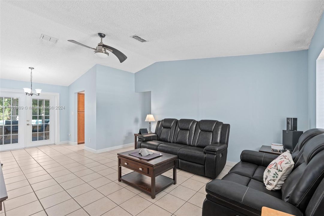 For Sale: $435,000 (4 beds, 2 baths, 1262 Square Feet)