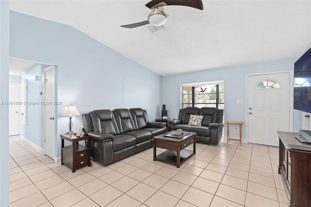 For Sale: $435,000 (4 beds, 2 baths, 1262 Square Feet)